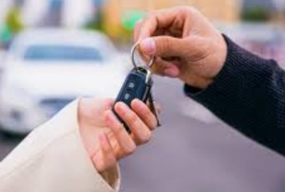 90% slagingspercentage bij onze rijschool in Delft Leerling ontvangt autosleutel na succesvol rijexamen in Delft
